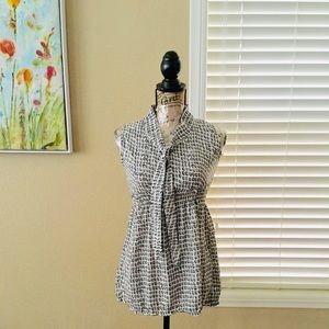 Sleeveless top with tie